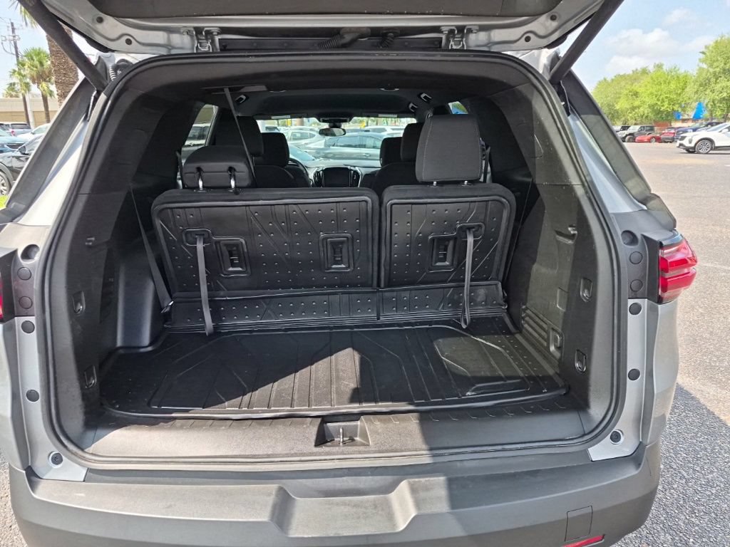 Used 2023 Chevrolet Traverse LT FWD image 19