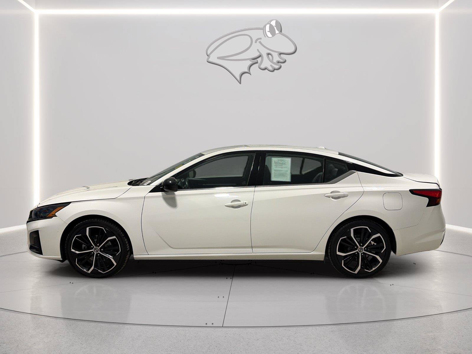 Used 2024 Nissan Altima 2.5 SR FWD image 2