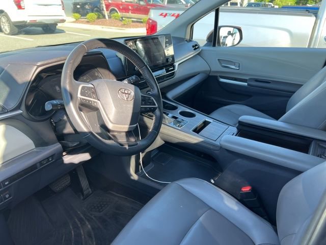 Used 2021 Toyota Sienna XLE FWD image 3