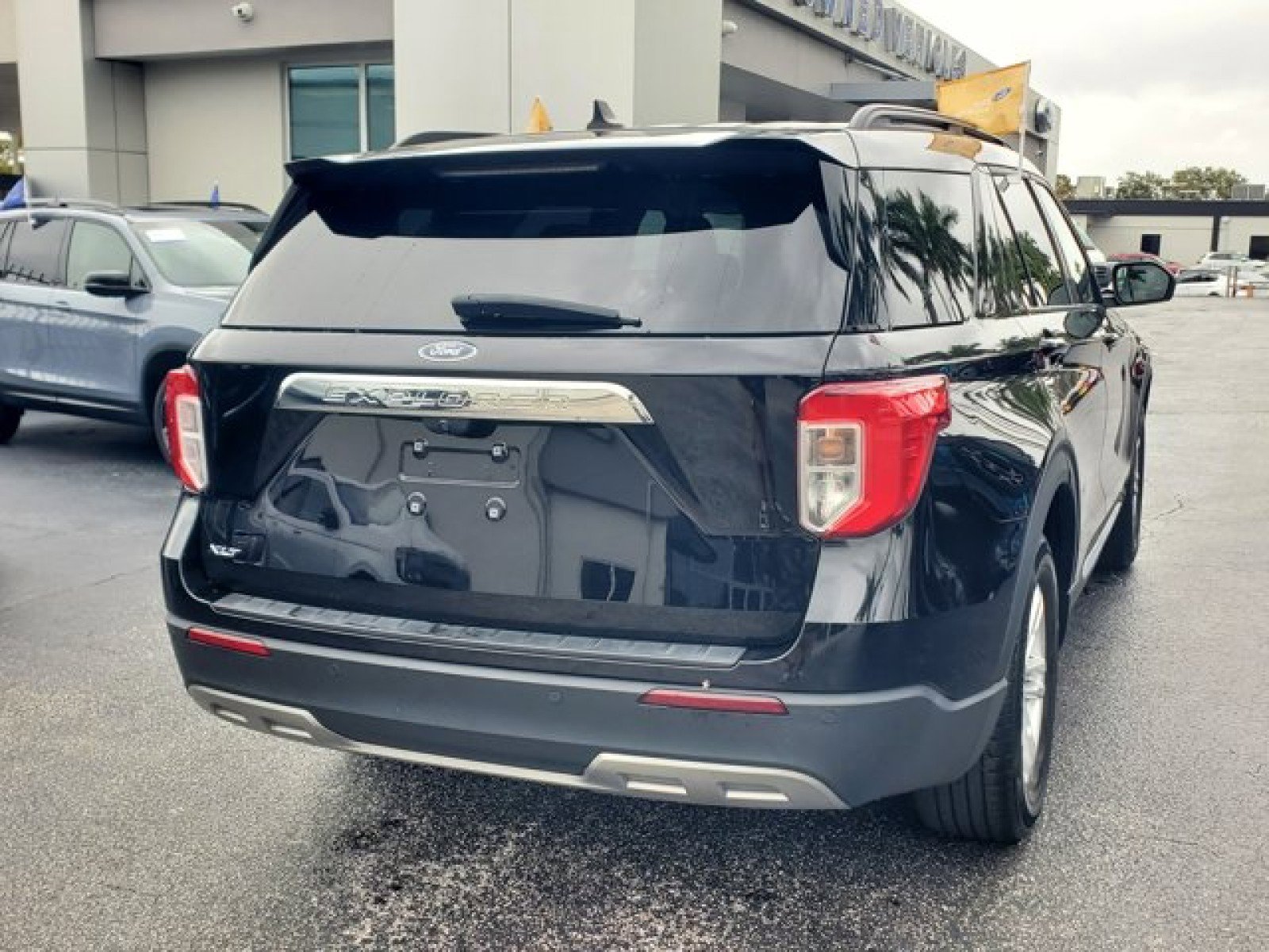 Certified 2022 Ford Explorer XLT w/ Equipment Group 202A image 7