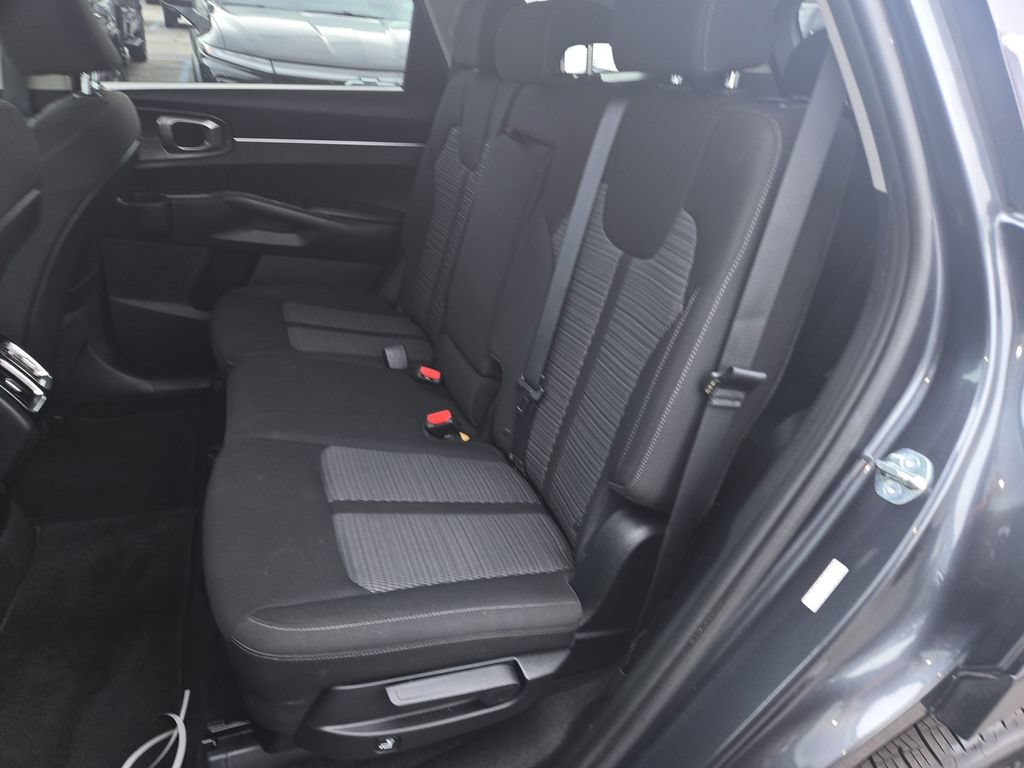 Used 2023 Kia Sorento LX AWD/4WD image 4