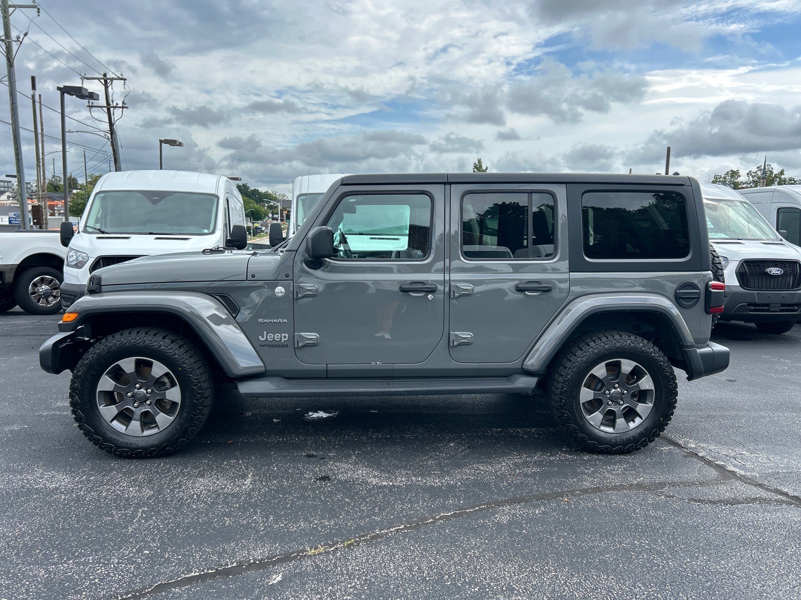 Used 2018 Jeep Wrangler Unlimited Sahara AWD/4WD image 4