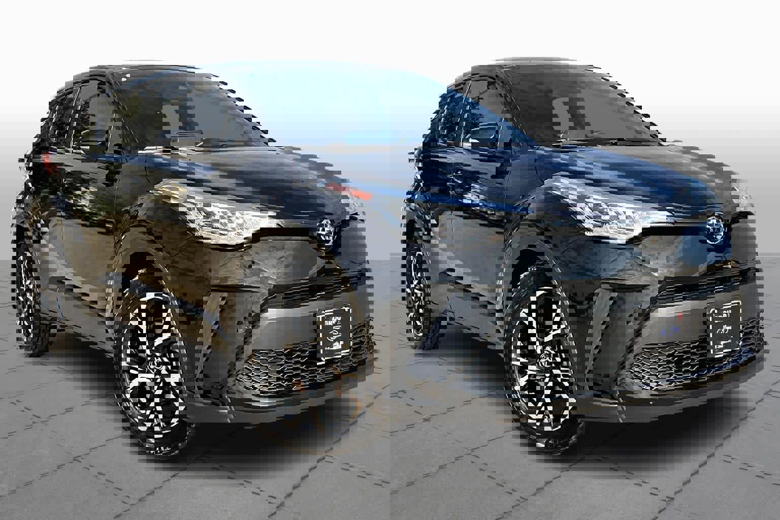 Used 2022 Toyota C-HR XLE image 2