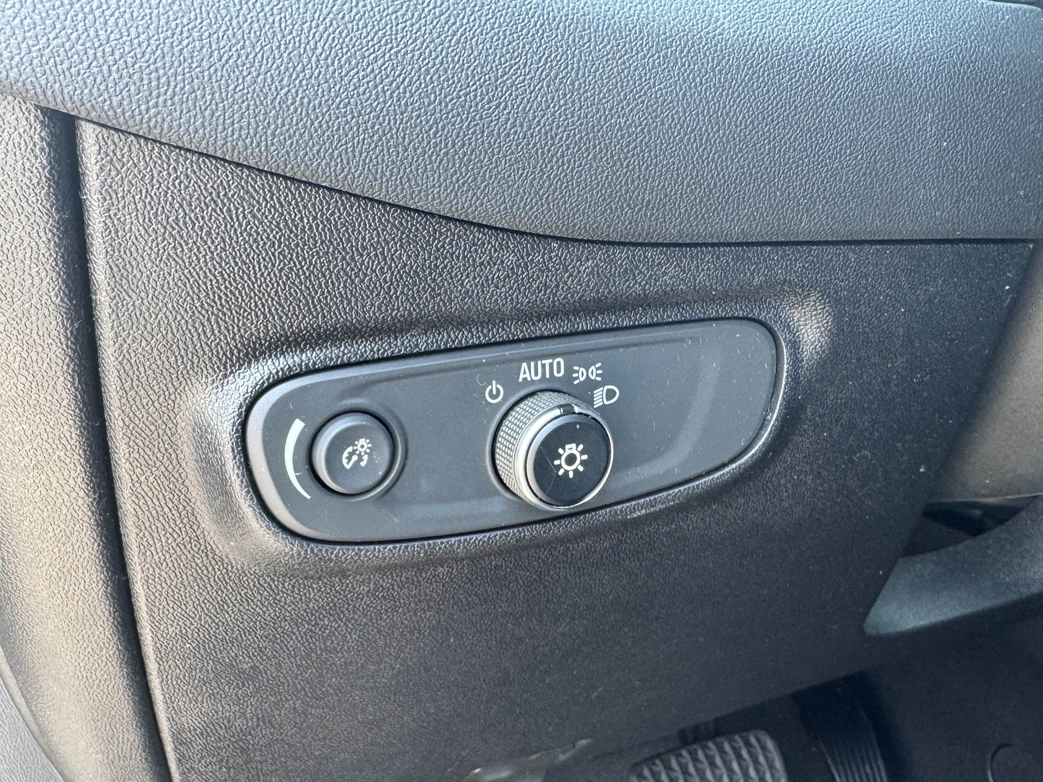 Used 2018 Chevrolet Equinox LT w/ Sun & Infotainment Package FWD image 34