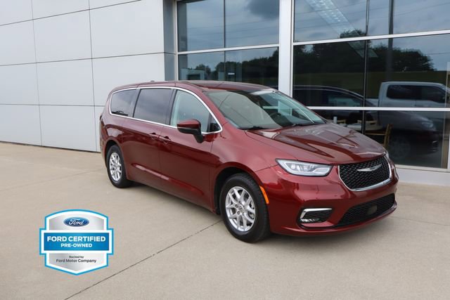 Used 2023 Chrysler Pacifica Touring-L FWD image 2
