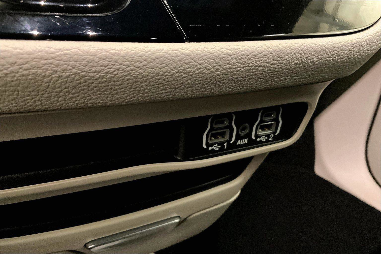 Used 2023 Chrysler Pacifica Touring-L image 32