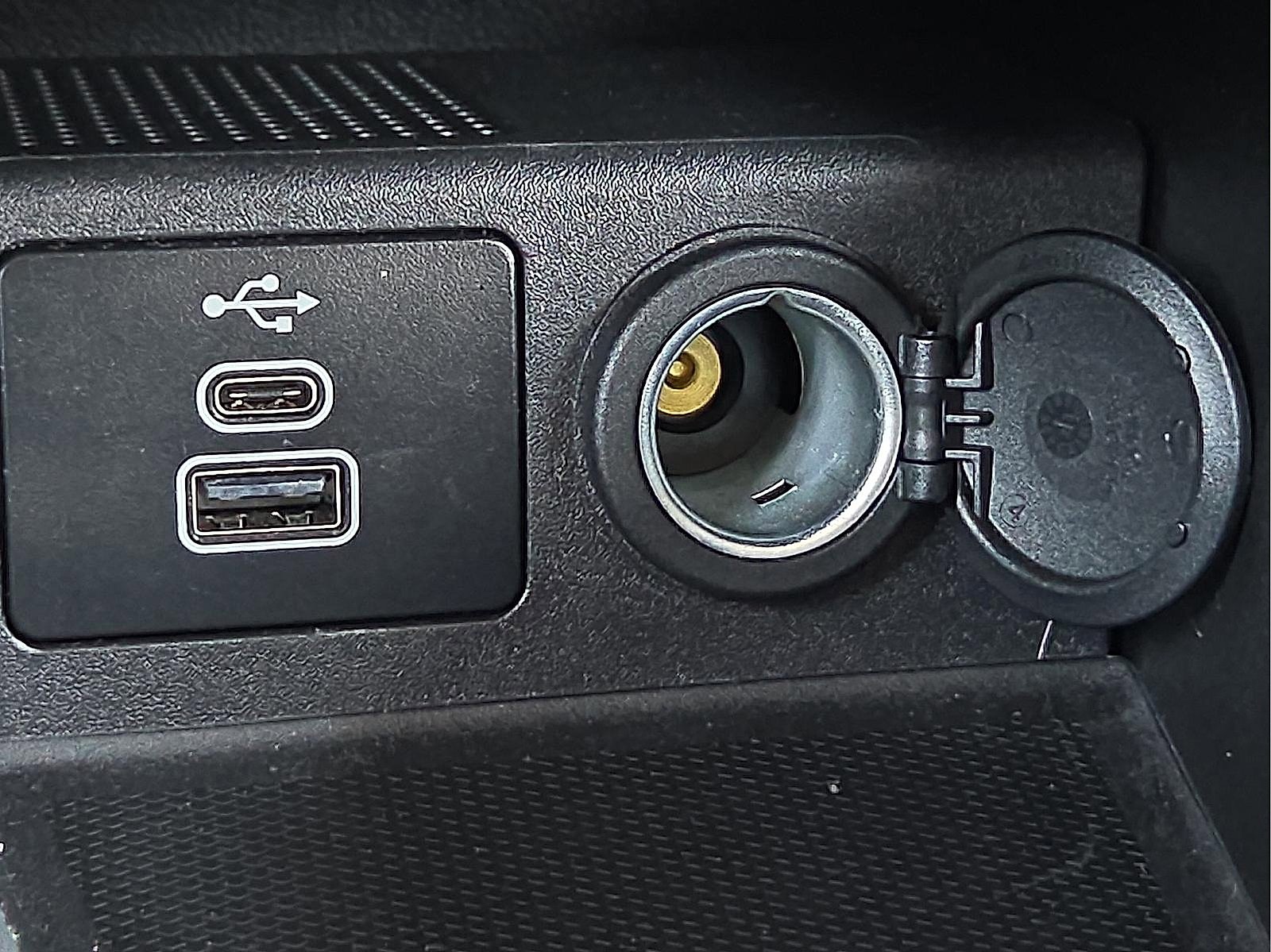 Certified 2024 Ford Escape SE w/ PHEV Premium Package image 17