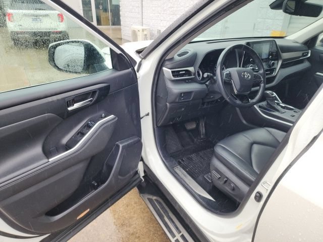Used 2021 Toyota Highlander XLE AWD/4WD image 26