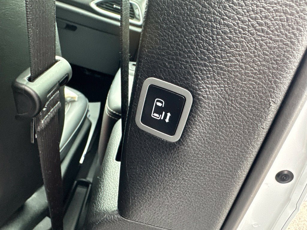 Used 2025 Chrysler Pacifica Select FWD image 12