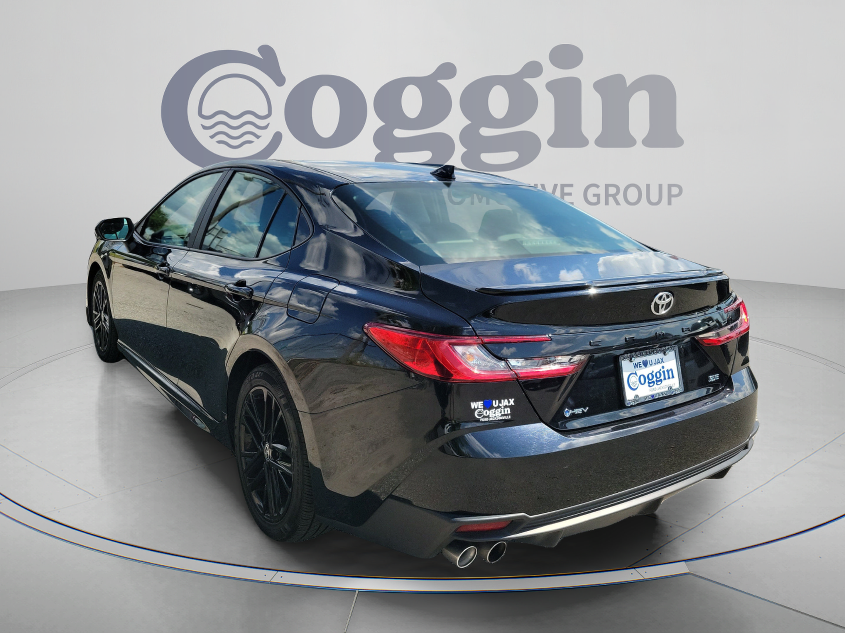 Used 2025 Toyota Camry SE FWD image 2