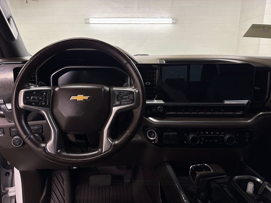 Used 2024 Chevrolet Silverado 1500 LT AWD/4WD image 7