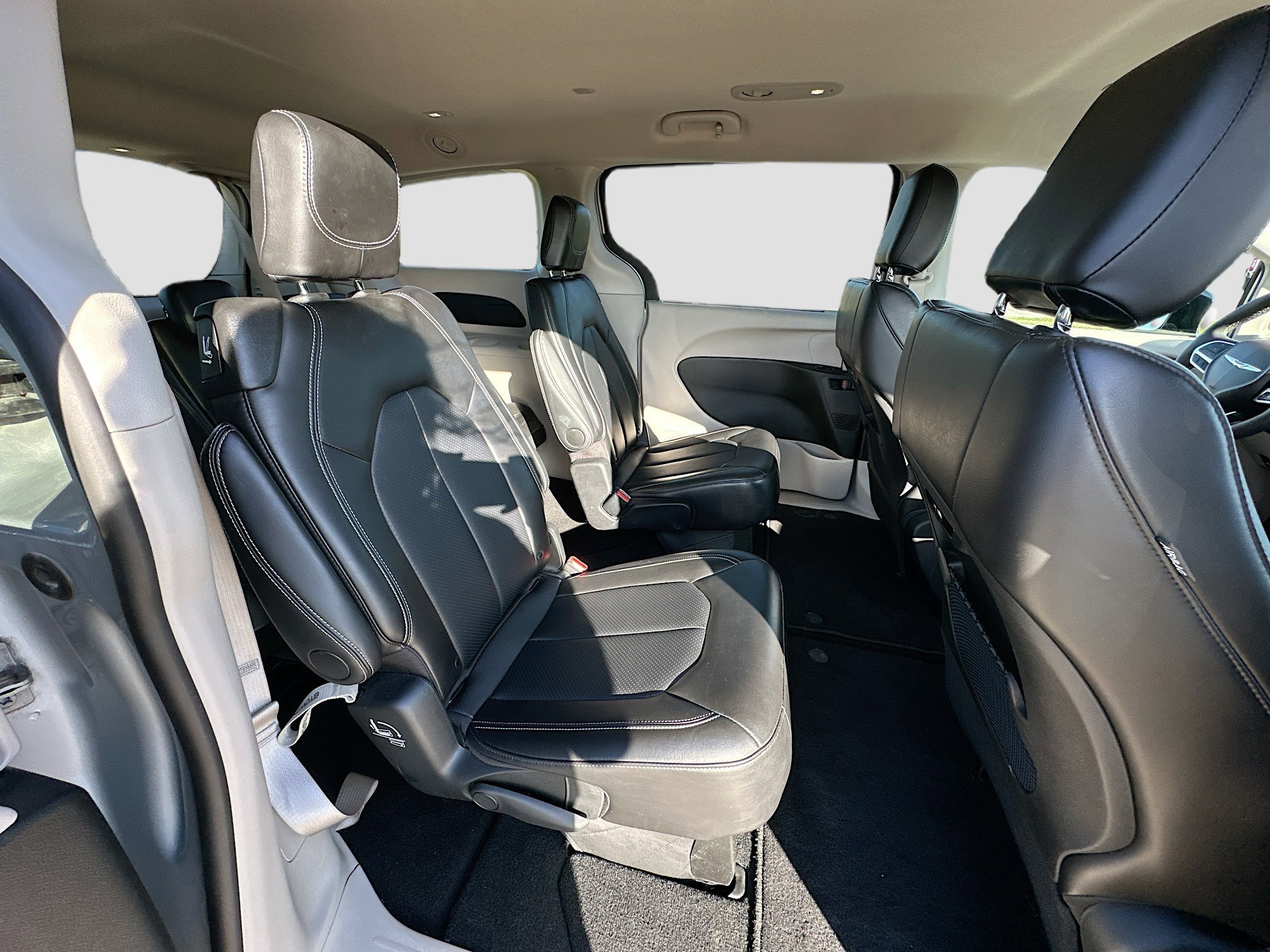 Used 2024 Chrysler Pacifica Touring-L image 25