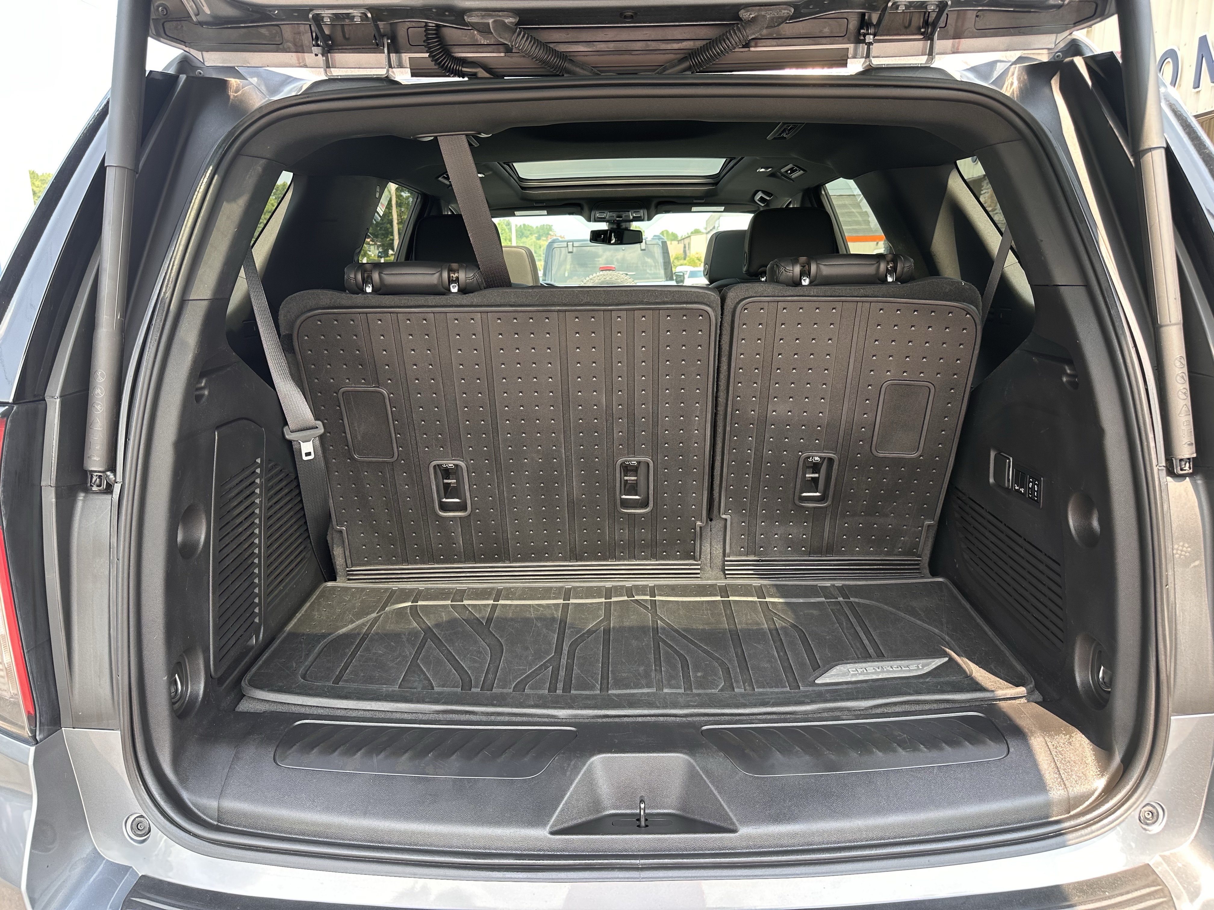 Used 2022 Chevrolet Tahoe LT w/ Luxury Package AWD/4WD image 17