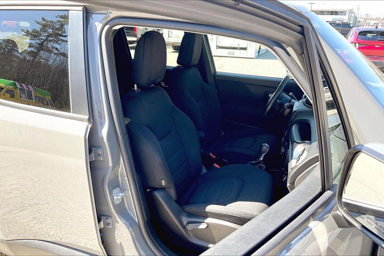 Used 2020 Jeep Renegade Latitude w/ Cold Weather Group AWD/4WD image 8
