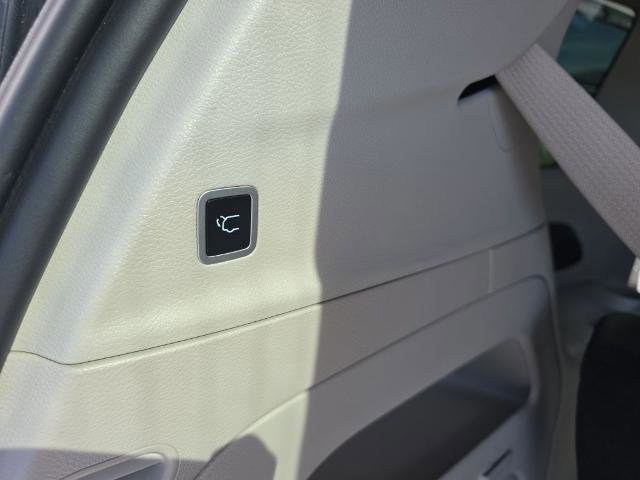 Used 2024 Chrysler Pacifica Touring-L image 15