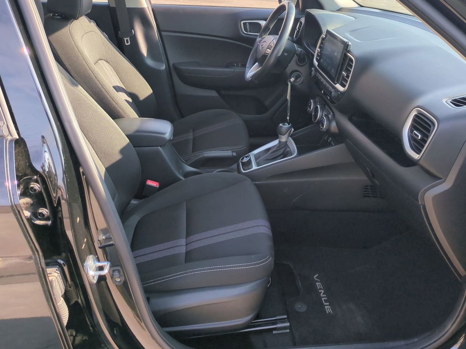 Used 2023 Hyundai Venue SEL image 24