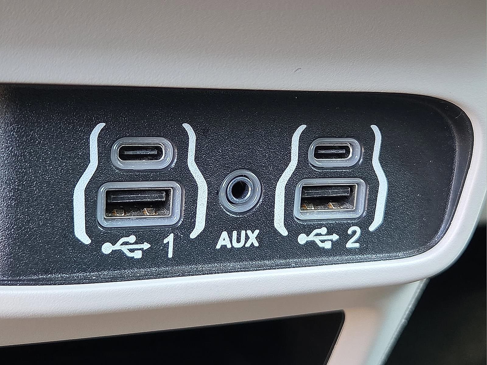 Used 2023 Chrysler Pacifica Touring-L image 18