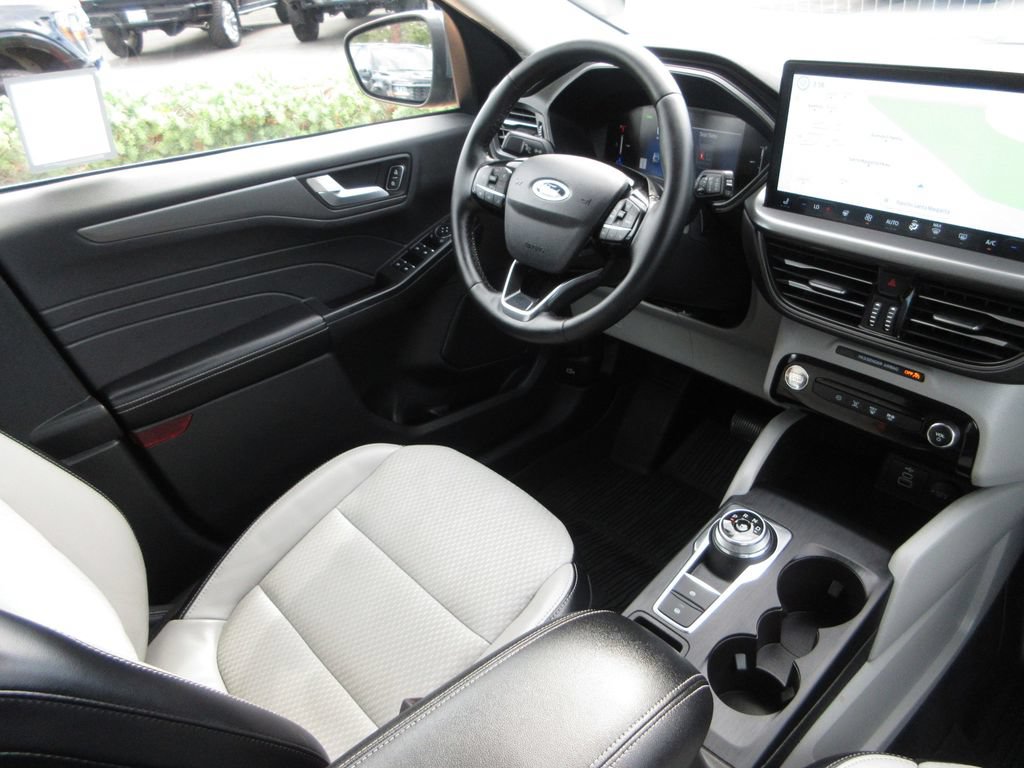 Certified 2025 Ford Escape SE FWD image 22