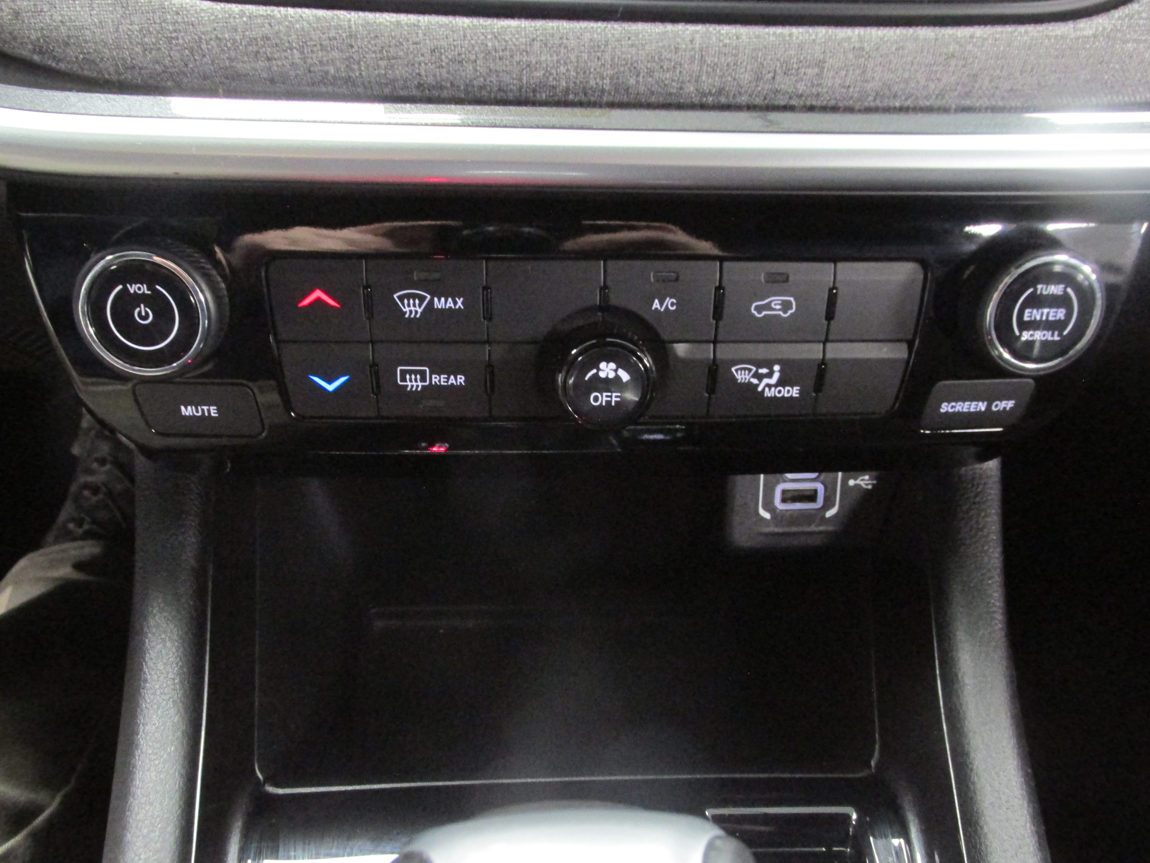 Used 2024 Jeep Compass Latitude image 33