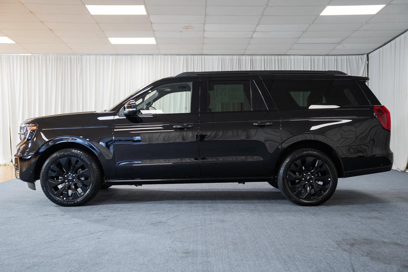 Certified 2025 Ford Expedition Max Platinum w/ Stealth Appearance Package AWD/4WD image 5