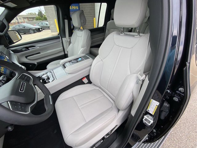 Used 2025 Jeep Wagoneer Series II AWD/4WD image 13