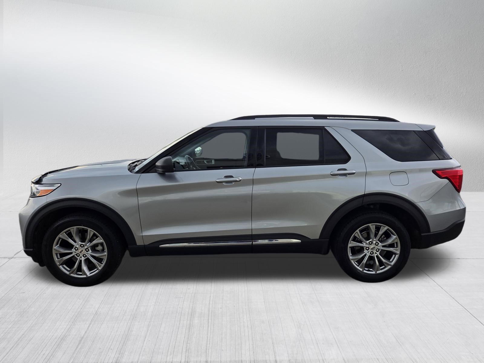 Certified 2020 Ford Explorer XLT w/ Equipment Group 202A AWD/4WD image 4