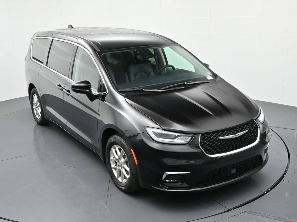 Used 2024 Chrysler Pacifica Touring-L FWD image 17