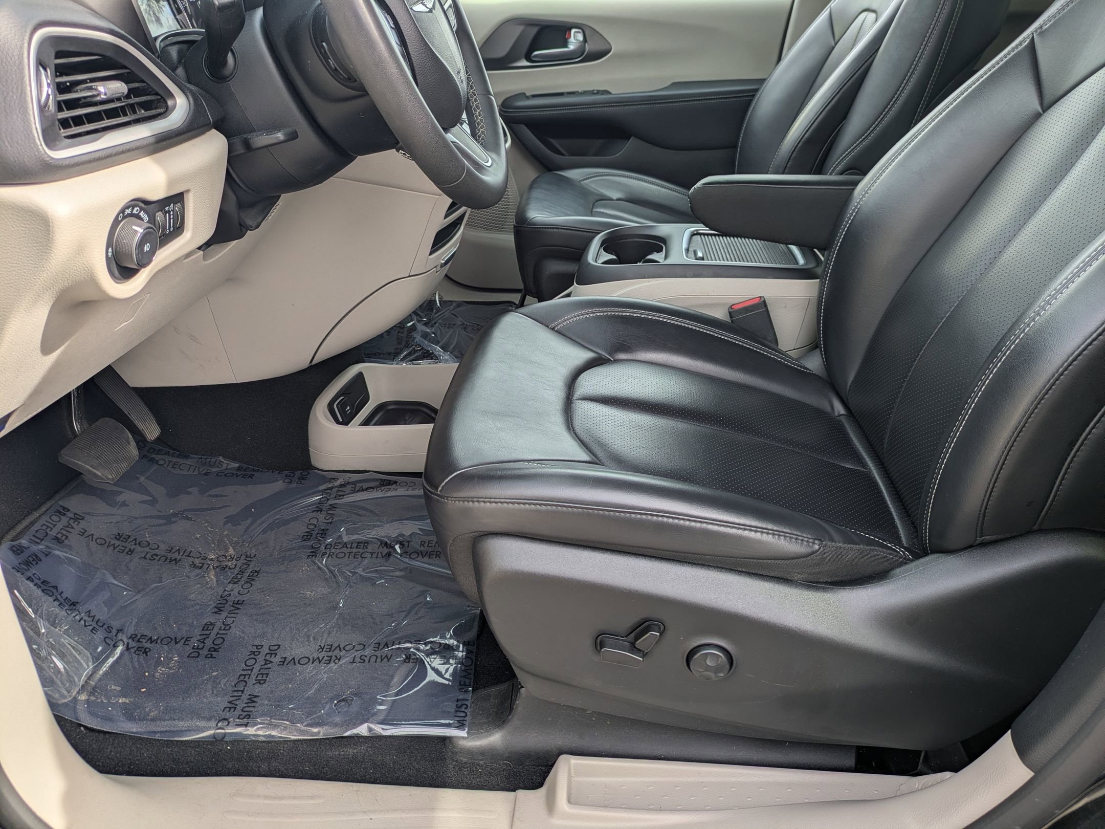 Used 2023 Chrysler Pacifica Touring-L image 12