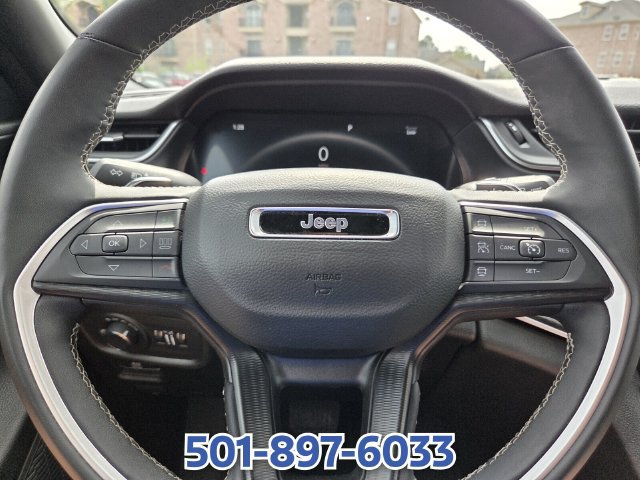 Used 2025 Jeep Grand Cherokee Altitude AWD/4WD image 21