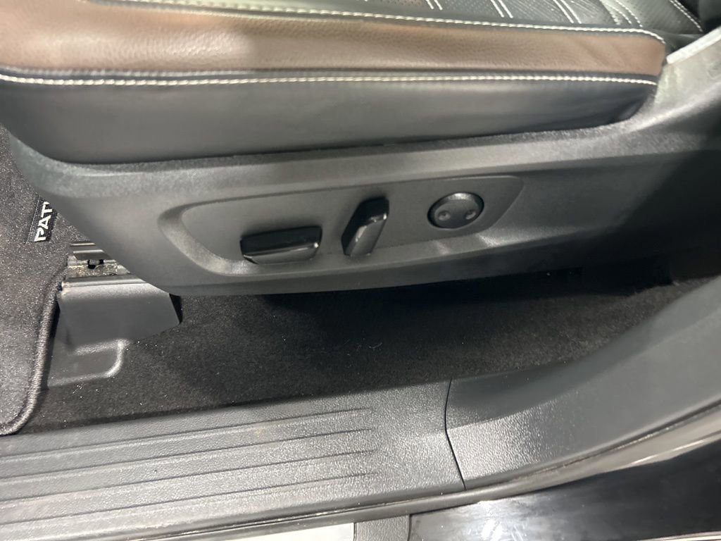 Used 2024 Nissan Pathfinder Platinum image 11
