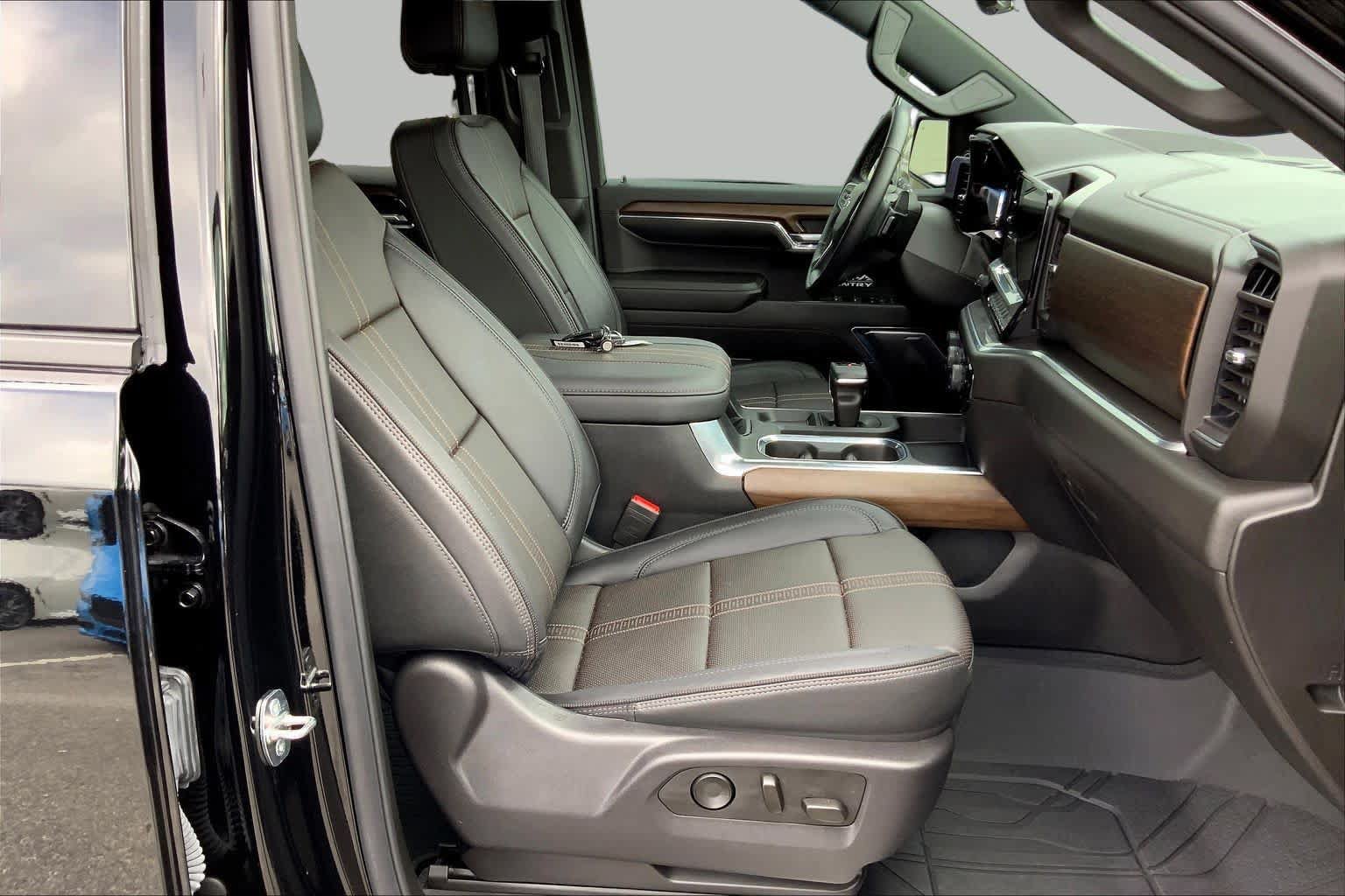 Used 2024 Chevrolet Silverado 1500 High Country w/ Midnight Edition AWD/4WD image 9
