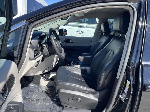 Used 2024 Chrysler Pacifica Touring-L FWD image 17