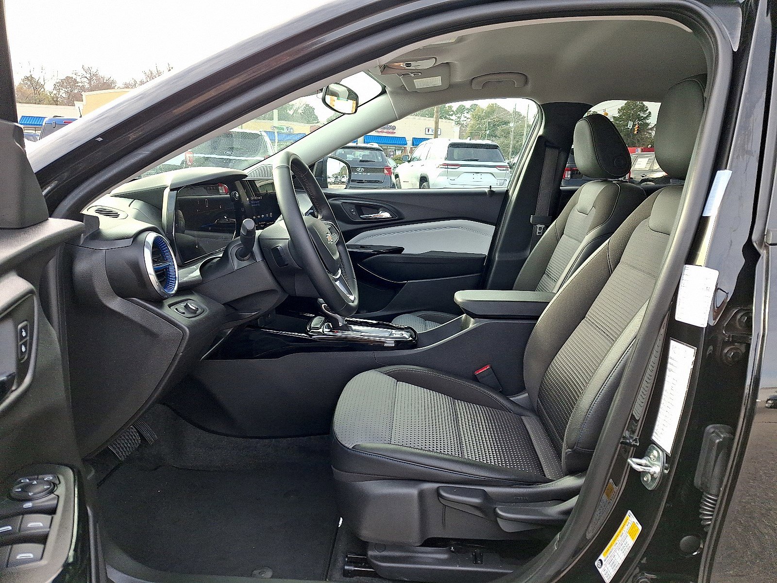 Used 2025 Chevrolet Trax LT w/ LT Convenience Package image 13