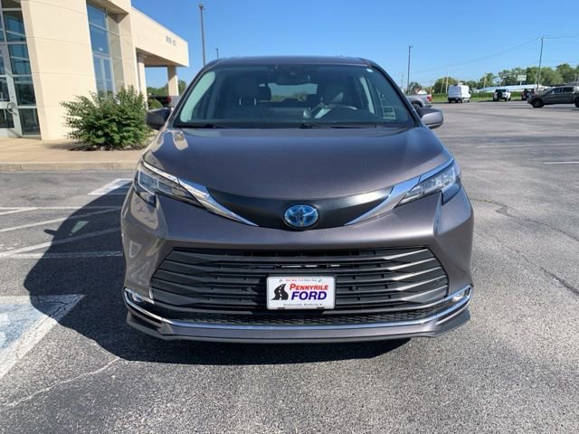 Used 2023 Toyota Sienna XLE image 8