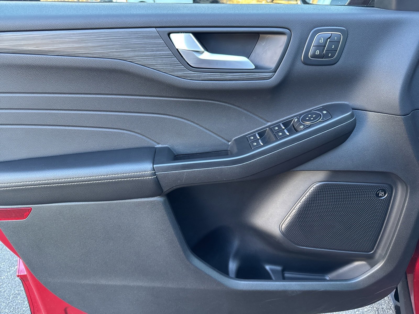 Certified 2025 Ford Escape SE w/ PHEV Premium Package image 40