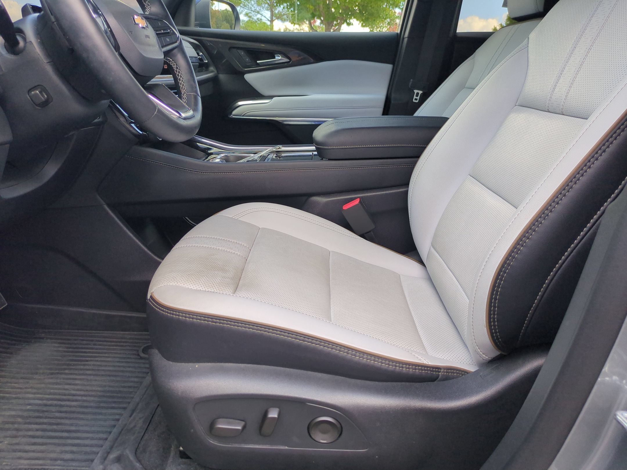 Used 2025 Chevrolet Traverse High Country FWD image 13