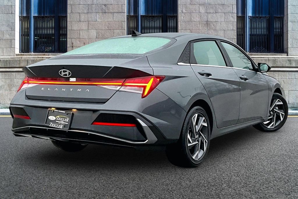 Used 2025 Hyundai Elantra SEL FWD image 11