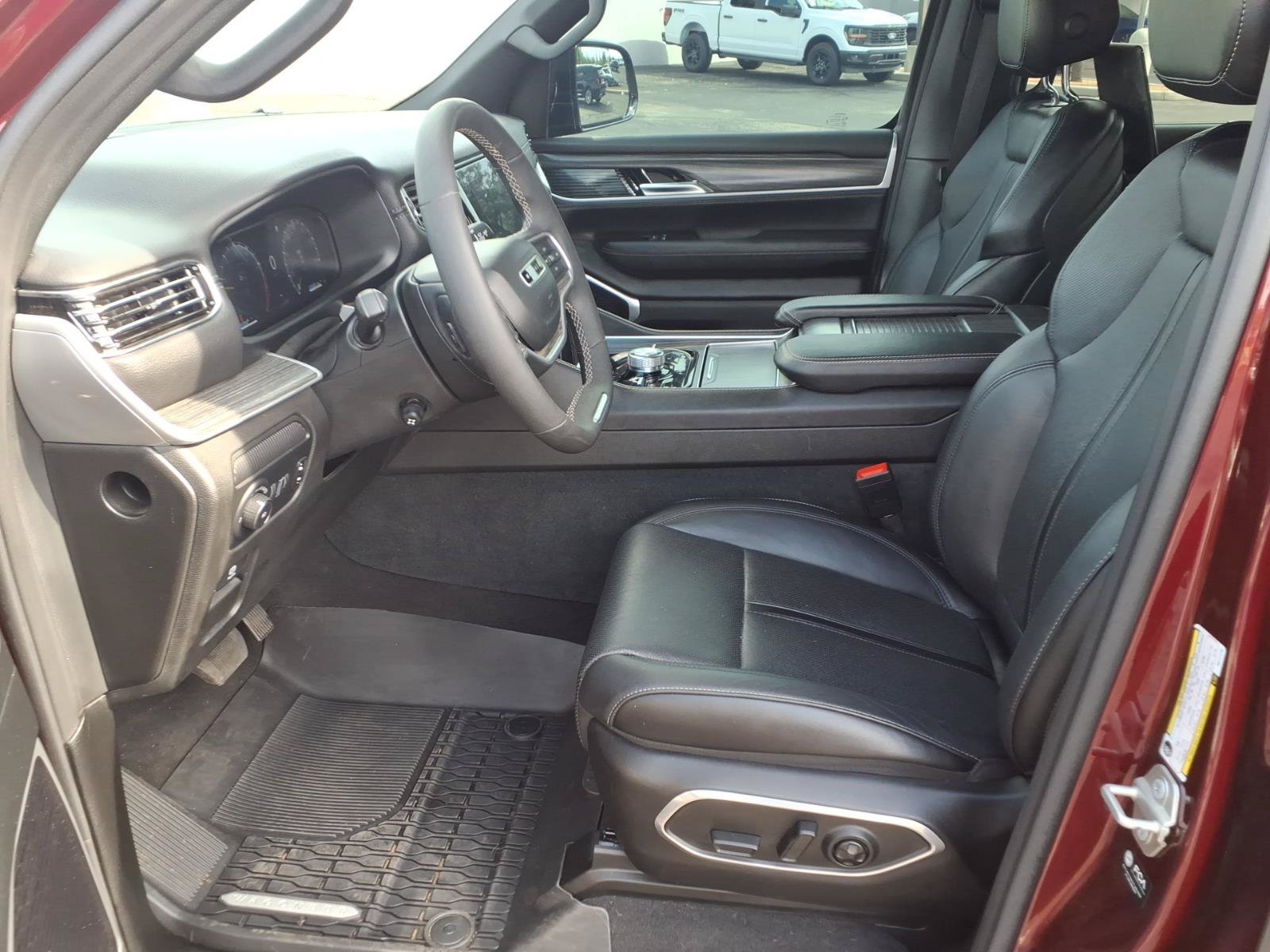 Used 2024 Jeep Wagoneer Series III w/ Premium Group I AWD/4WD image 23