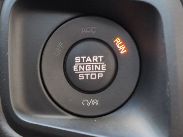 Used 2025 Jeep Gladiator Mojave w/ Safety Group AWD/4WD image 27