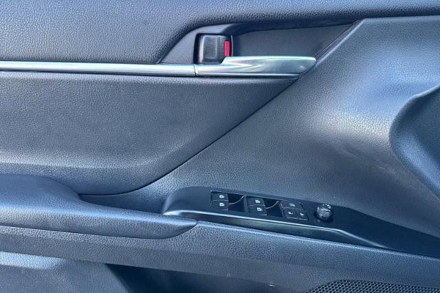 Used 2018 Toyota Camry SE image 9