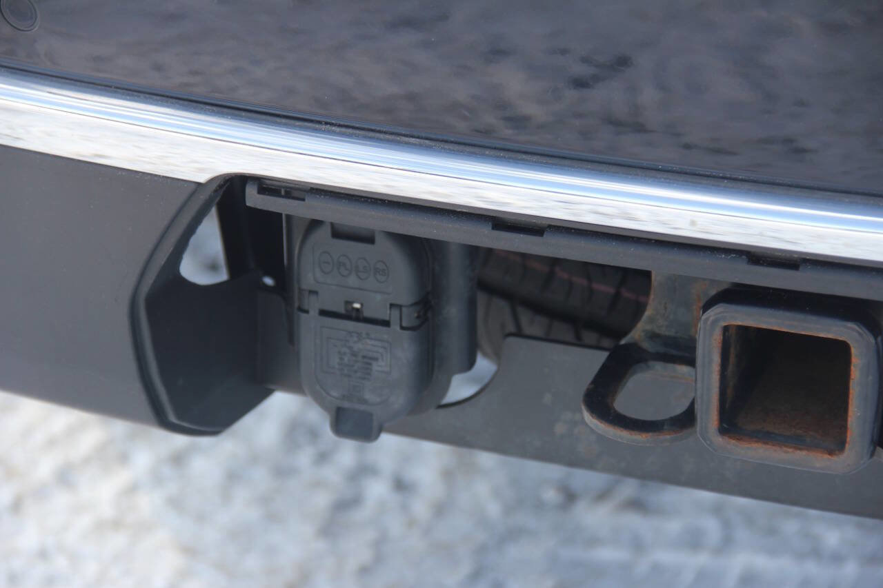 Used 2023 GMC Yukon XL SLT image 13