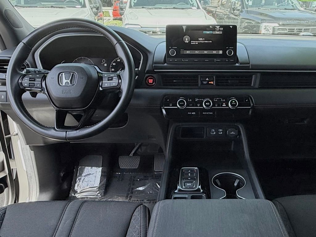 Used 2025 Honda Pilot Sport image 27