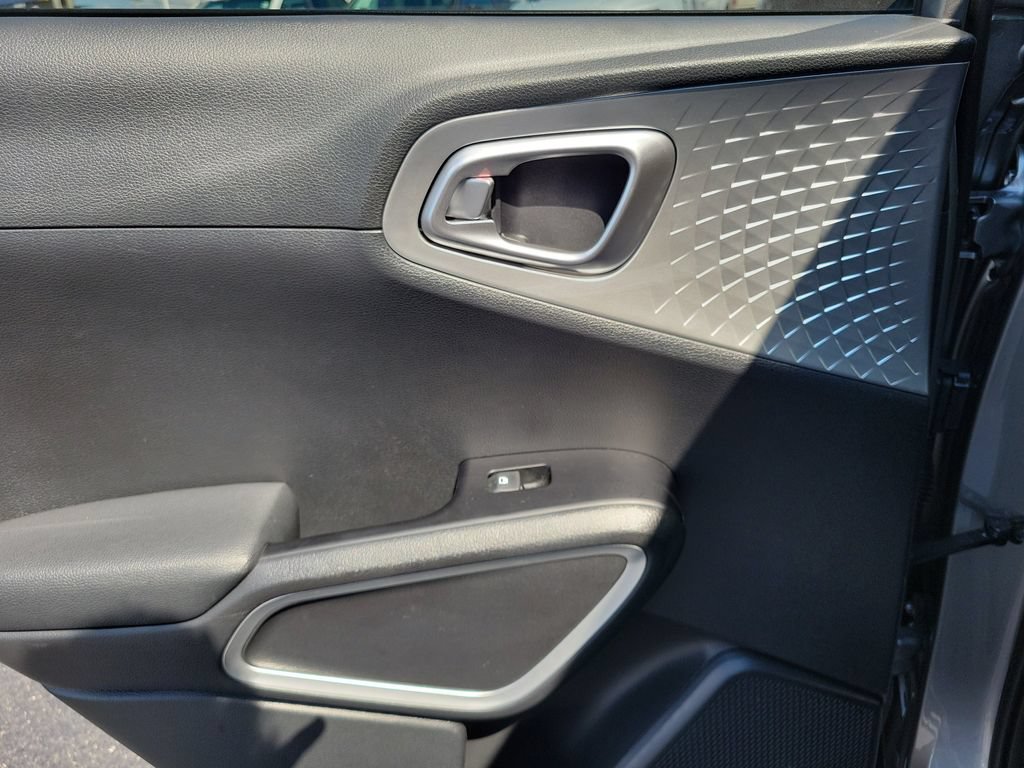 Used 2025 Kia Soul LX w/ LX Technology Package FWD image 15