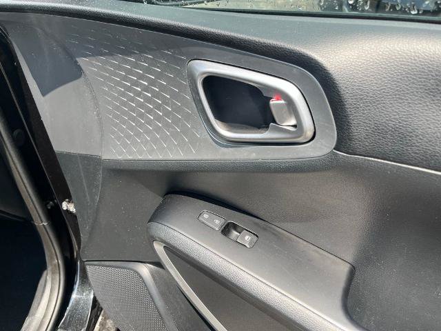 Used 2025 Kia Soul LX w/ LX Technology Package FWD image 10