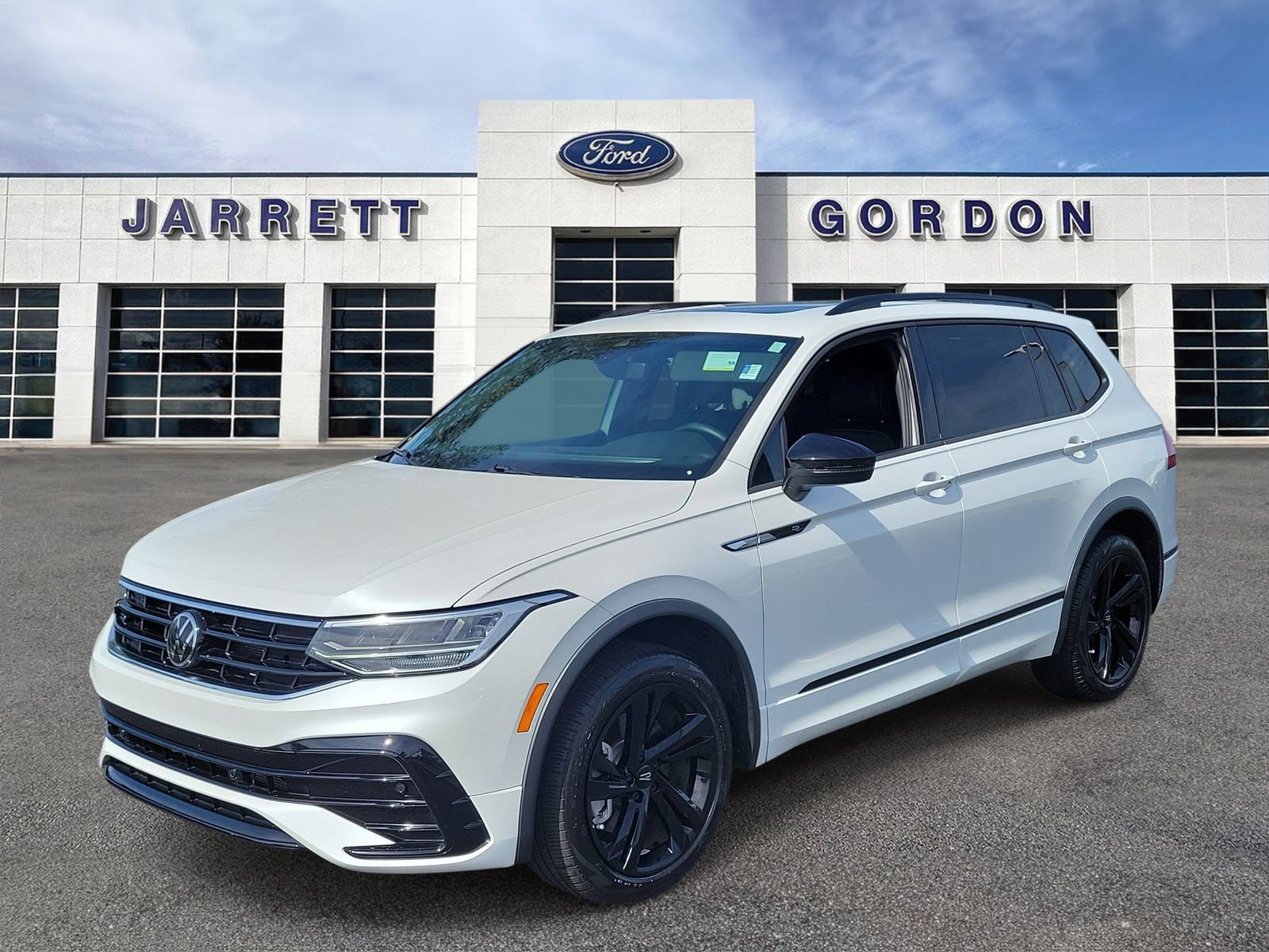Used 2024 Volkswagen Tiguan SE R-Line AWD/4WD image 2