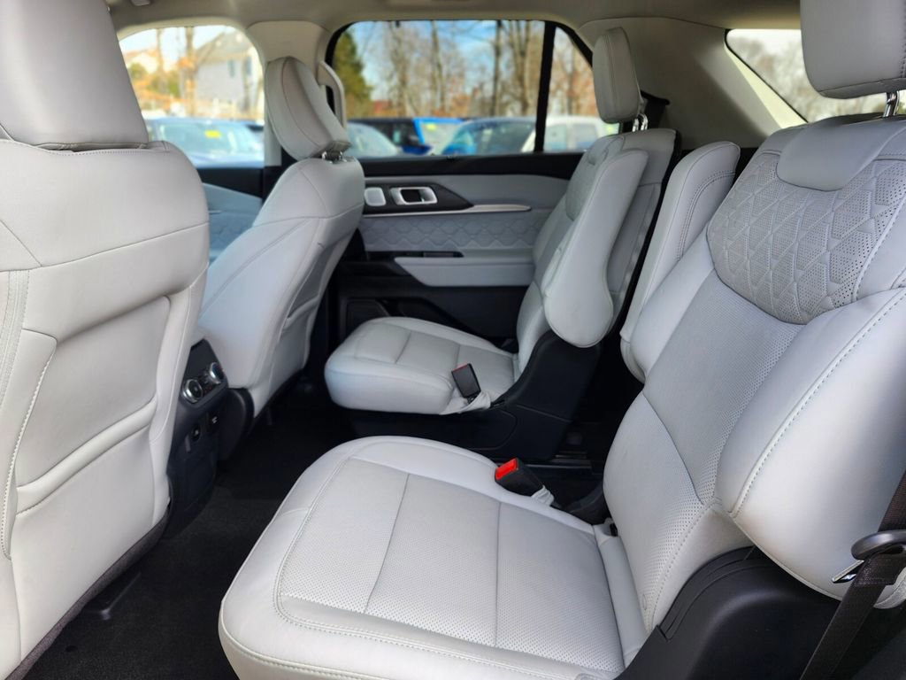 Certified 2025 Ford Explorer Platinum w/ LUX Leather Package image 16