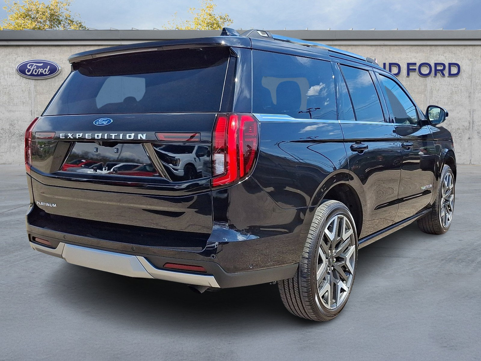 Certified 2025 Ford Expedition Platinum w/ Platinum Ultimate Package AWD/4WD image 6