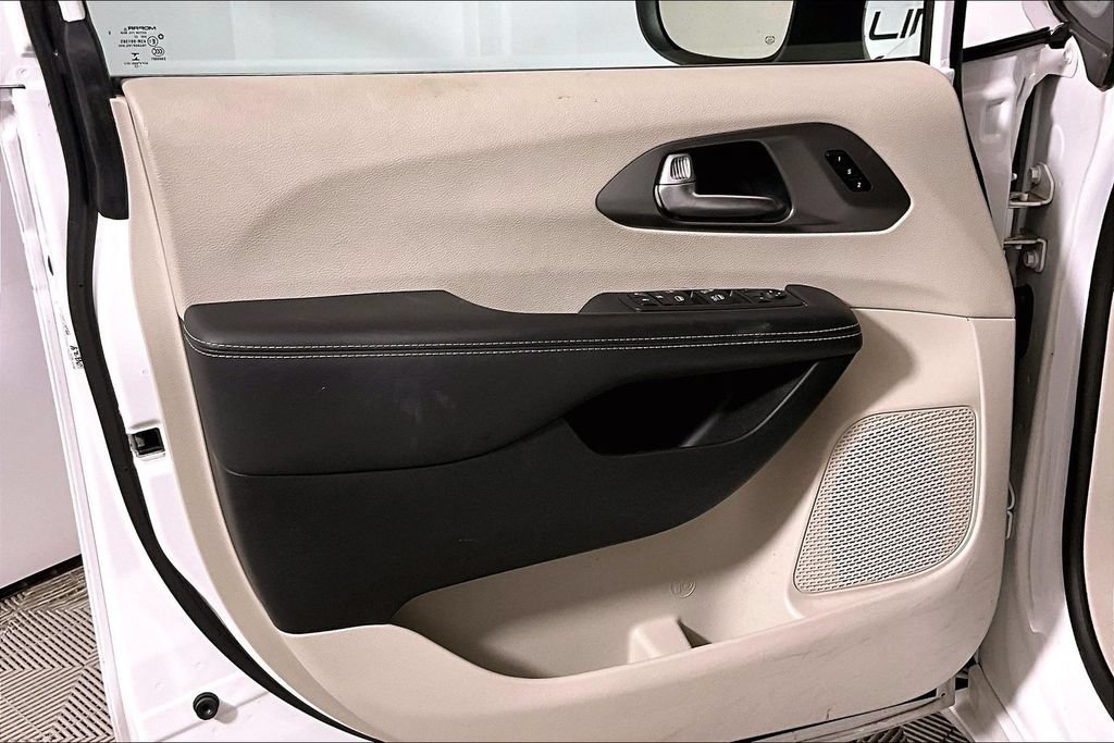 Used 2023 Chrysler Pacifica Touring-L FWD image 18
