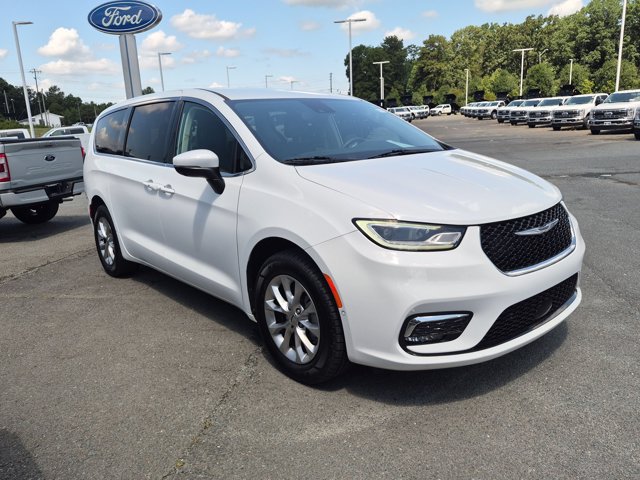 Used 2023 Chrysler Pacifica Touring-L AWD/4WD image 2