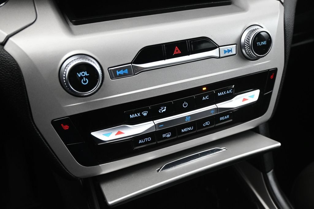 Certified 2023 Ford Explorer XLT RWD image 16